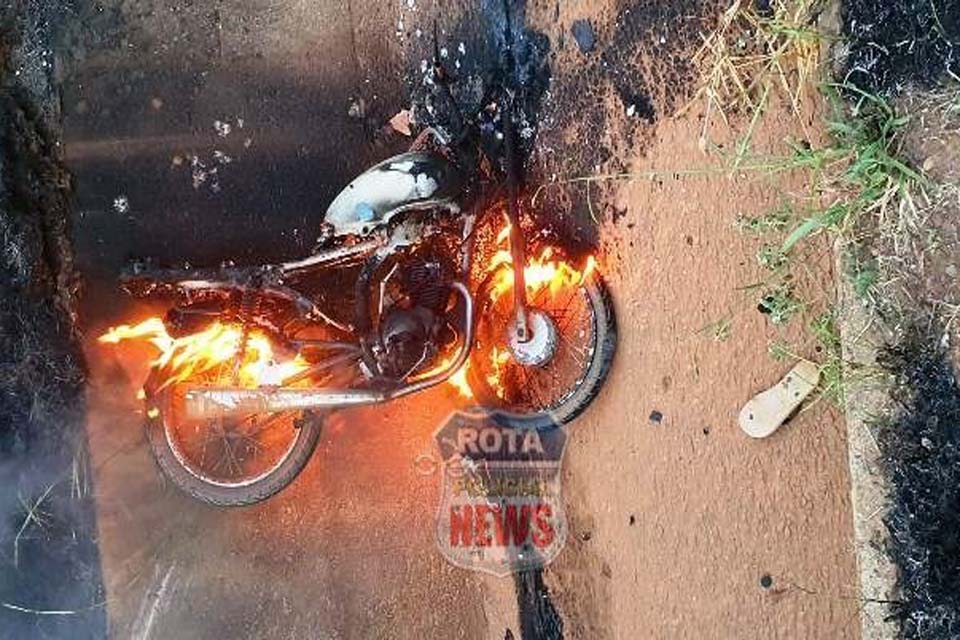 Motocicleta é destruída pelo fogo após acidente na BR-364