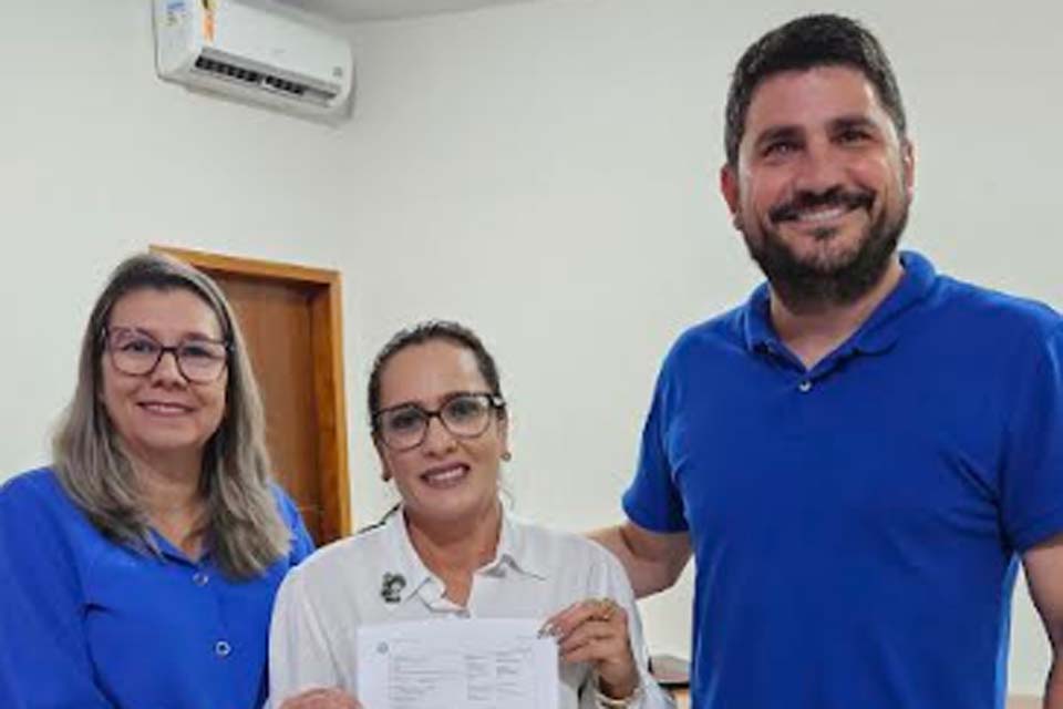  Deputado Jean Mendonça entrega nota de empenho para a liberação de recursos destinados à saúde 