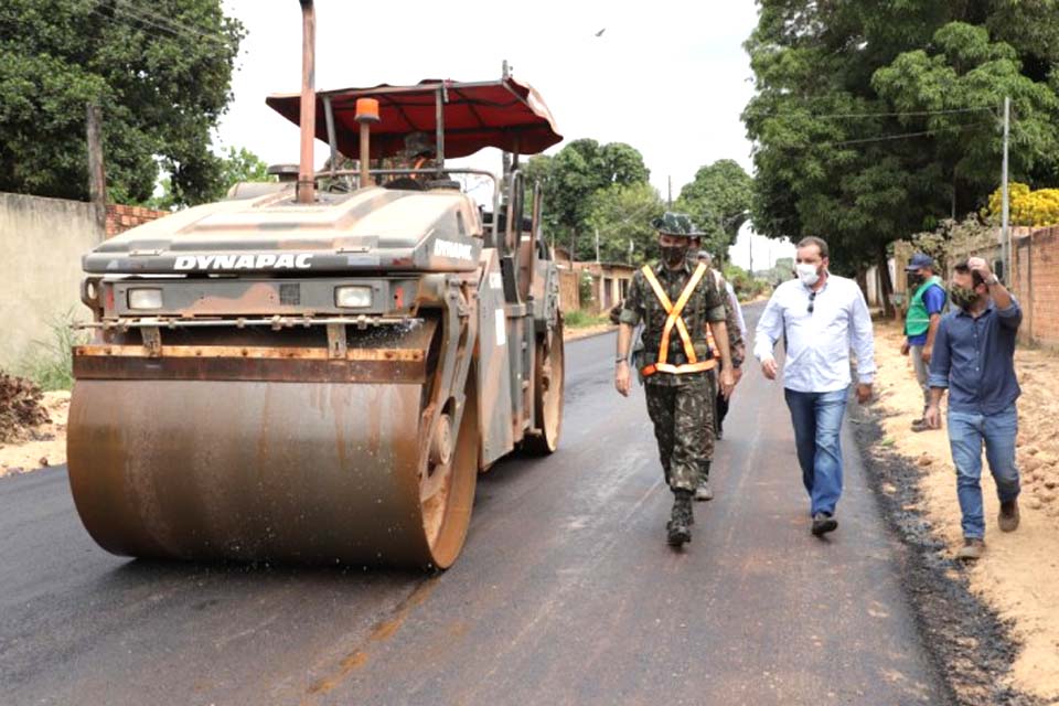 Hildon Chaves inspeciona pavimentação em bairros; obras realizadas com recursos exclusivo dos cofres públicos