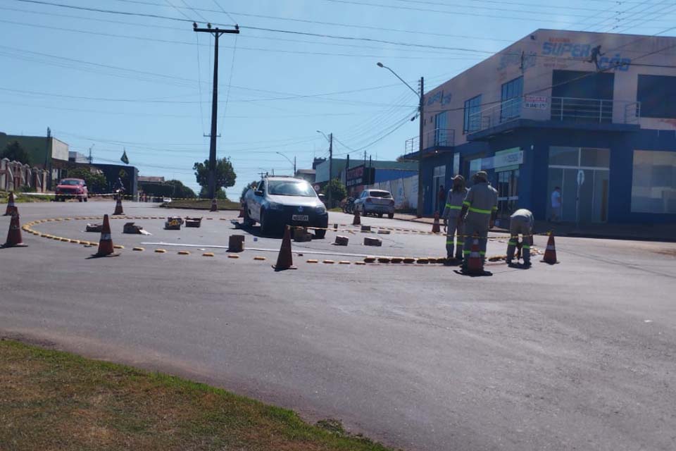 Comtran instala rotatória entre a rua Jaguaribe e Avenida Maceió em Rolim de Moura