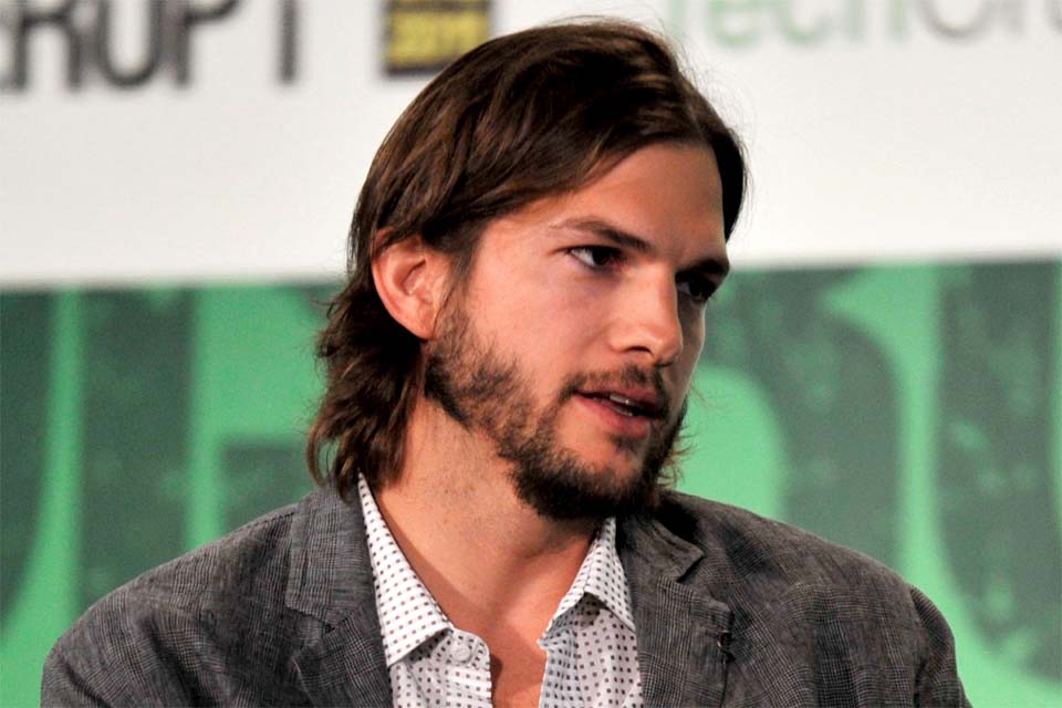 Aos 44 anos de idade, Ashton Kutcher fala sobre doença autoimune: - Tenho sorte de estar vivo