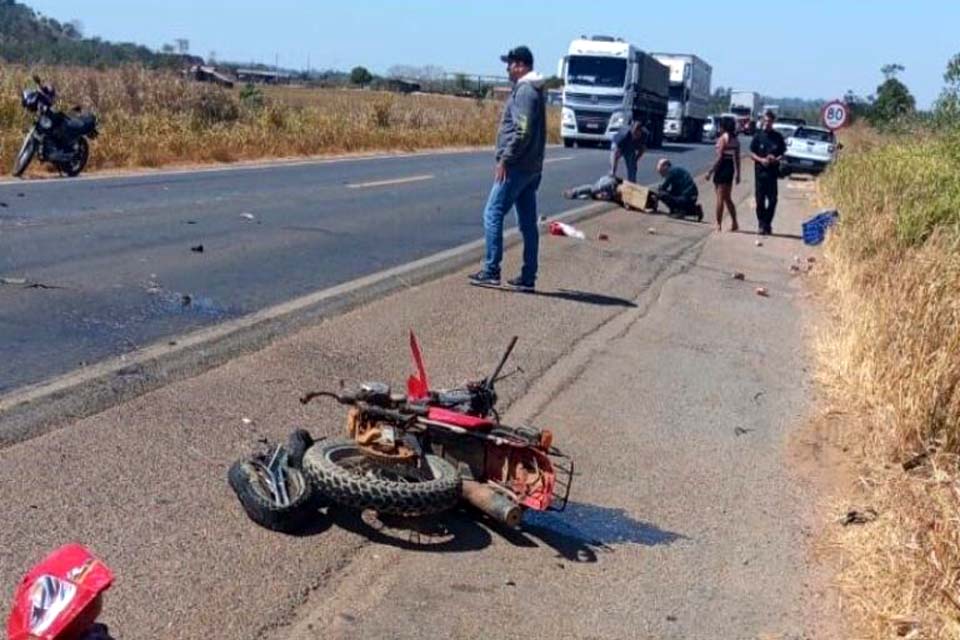 Motocicleta fica destruída em colisão com caminhão na BR-364