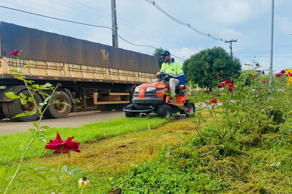 Cidade limpa: Prefeitura realiza limpeza e manutenção de canteiros da cidade