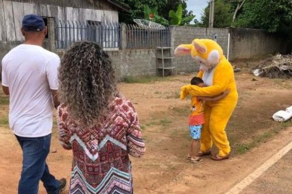 “Faça uma Criança Feliz”: Prefeita realiza sonho e vestida de coelhinha distribui chocolates