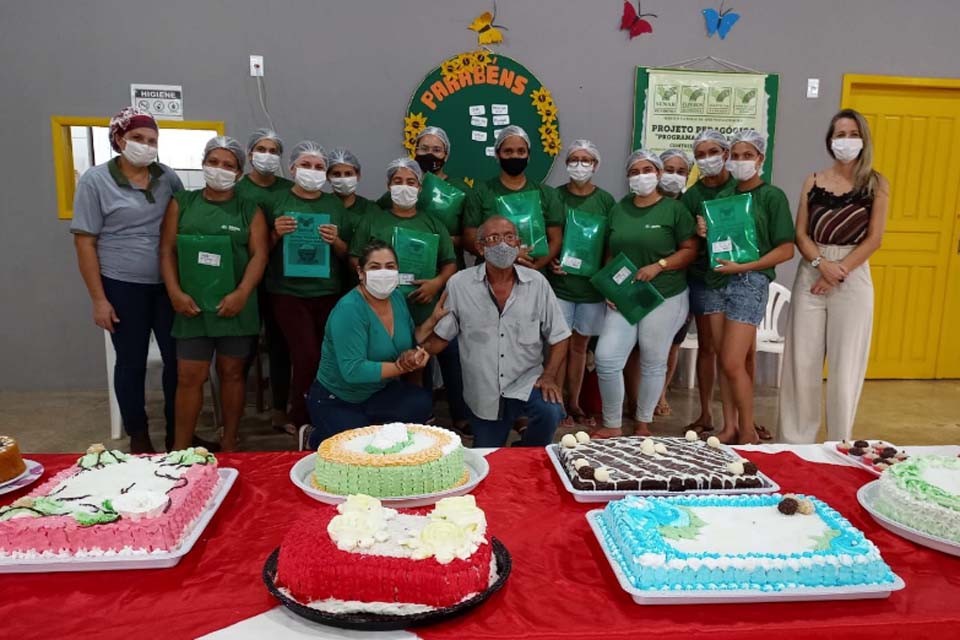 Curso de produção caseira de bolos e confeitaria é encerrado com sucesso