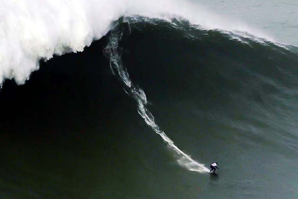 Maya Gabeira quebra recorde de maior onda já surfada por uma mulher