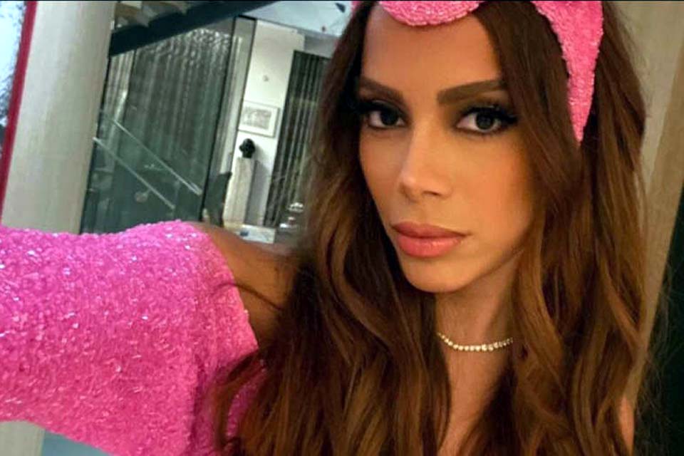 Anitta faz sucesso em festa de Halloween nos EUA com fantasia emprestada