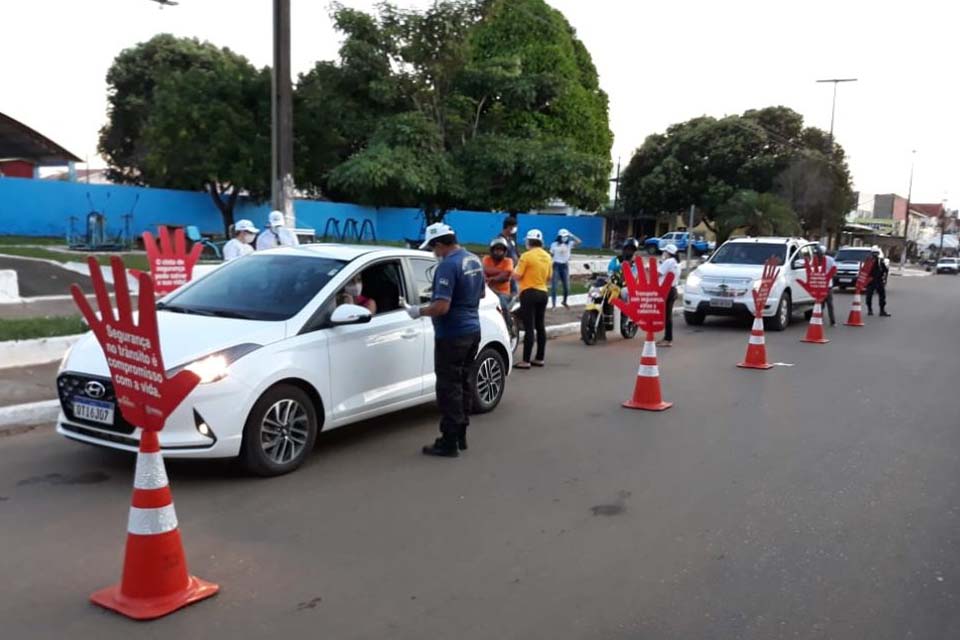 Ciretran e Gemtran realizam blitz educativa em alusão ao Maio Amarelo