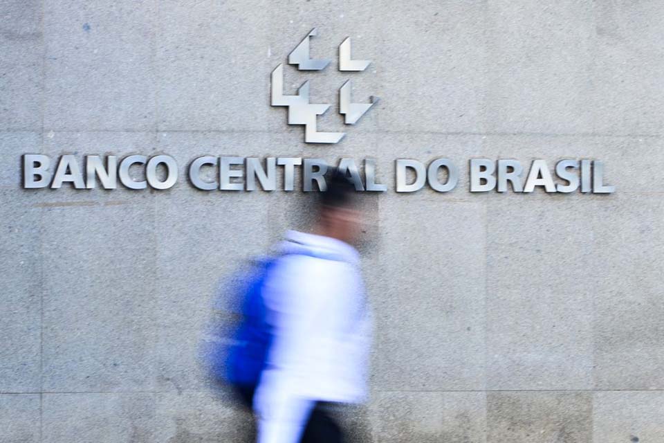 Mercado financeiro prevê crescimento da economia em 0,84%