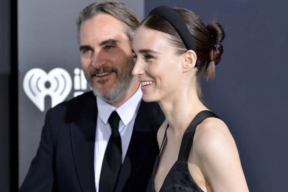 Joaquin Phoenix e Rooney Mara esperam chegada do primeiro filho