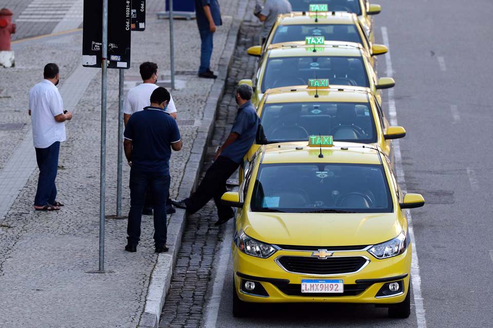 Governo pede a prefeituras cadastro de taxistas para pagar benefício