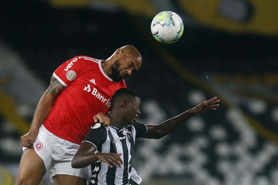 Internacional recebe Botafogo tentando esquecer queda na Libertadores