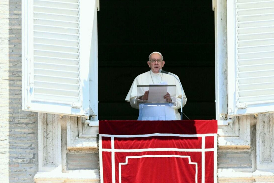 Papa Francisco “quebra tabu” e ora por adolescente desaparecida há 40 anos