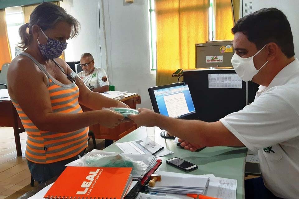 Máscaras de proteção são distribuídas pela Emater para moradores em situação de vulnerabilidade social