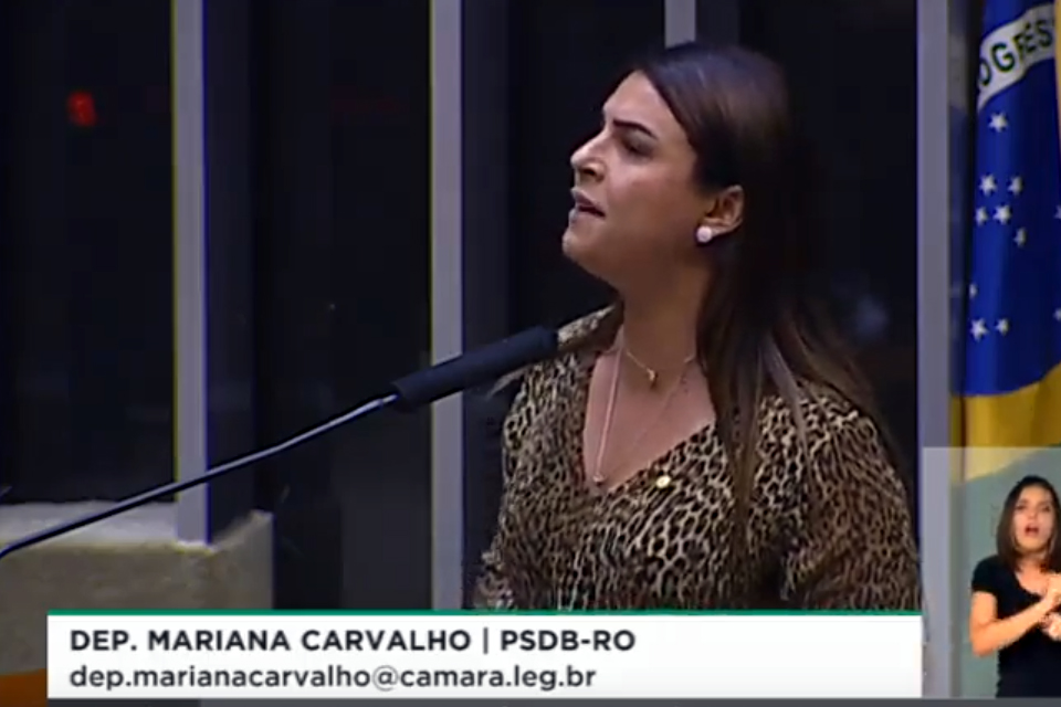 Mariana Carvalho deposita confiança no governo Bolsonaro, coloca a culpa do caos na educação no PT e ignora a UNIR