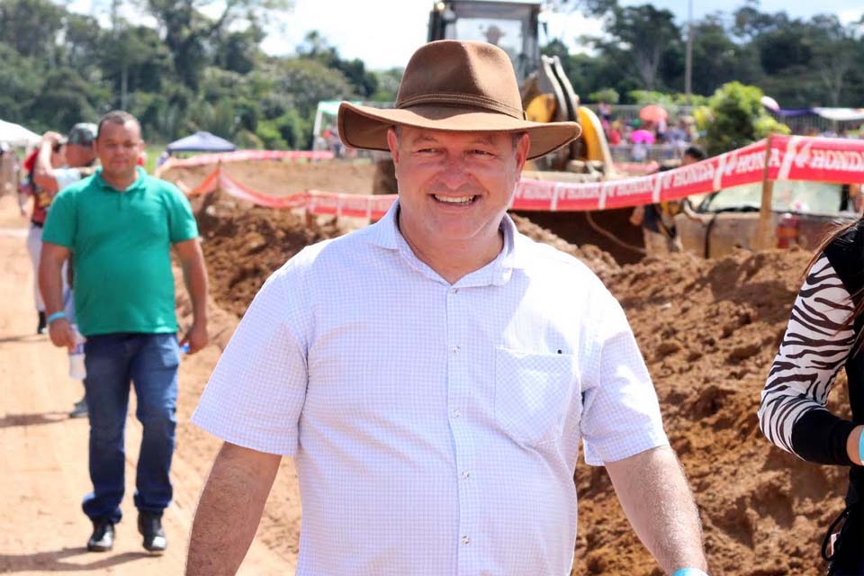 Deputado Pedro Fernandes celebra o retorno da Corrida Nacional de Jericos Motorizados em Alto Paraíso