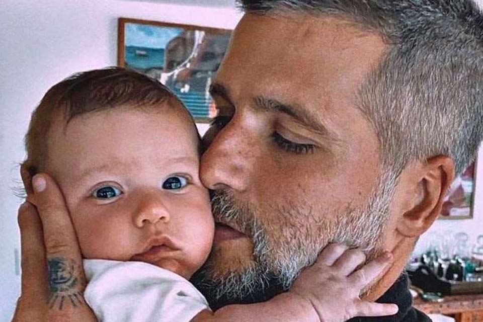 Bruno Gagliasso compartilha foto com o pequeno Zyan: 'Coisa mais linda'