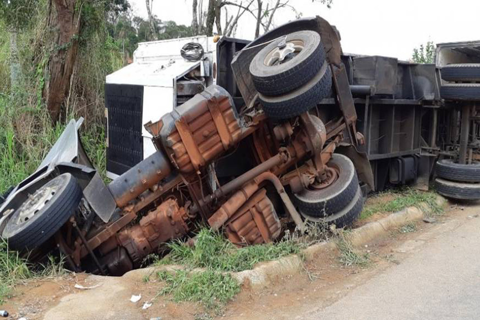 Aparentemente surtado e sentado na BR 364, advogado de Vilhena faz carreta carregada de carnes tombar