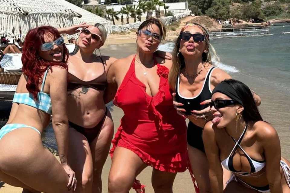 Anitta, Griphao, Calabresa e mais famosas curtem praia na Grécia