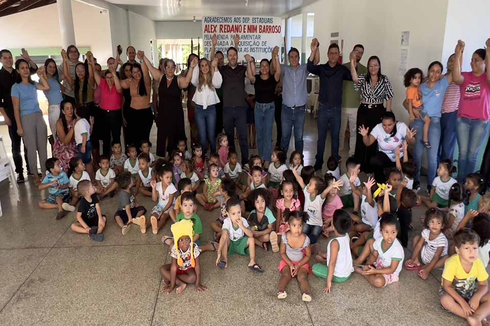 Presidente da Assembleia Legislativa Alex Redano entrega playgrounds para escolas e creches de Ariquemes