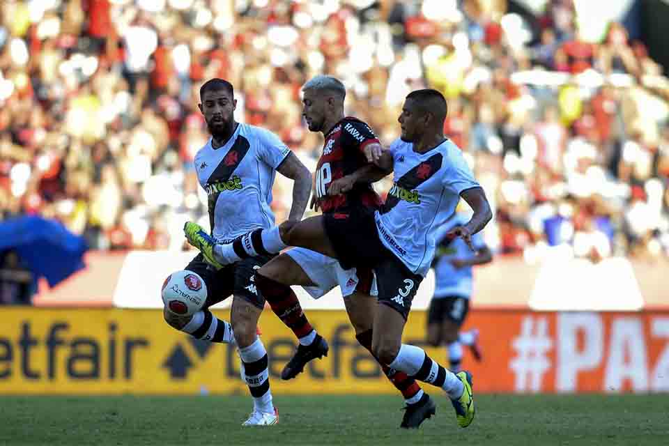 Vasco e Flamengo se enfrentam em busca de vaga na final do Carioca