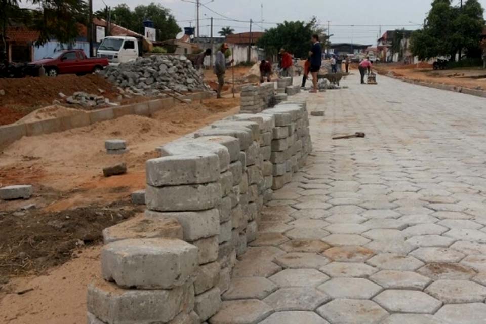 Ruas do município serão pavimentadas com blocos de concreto