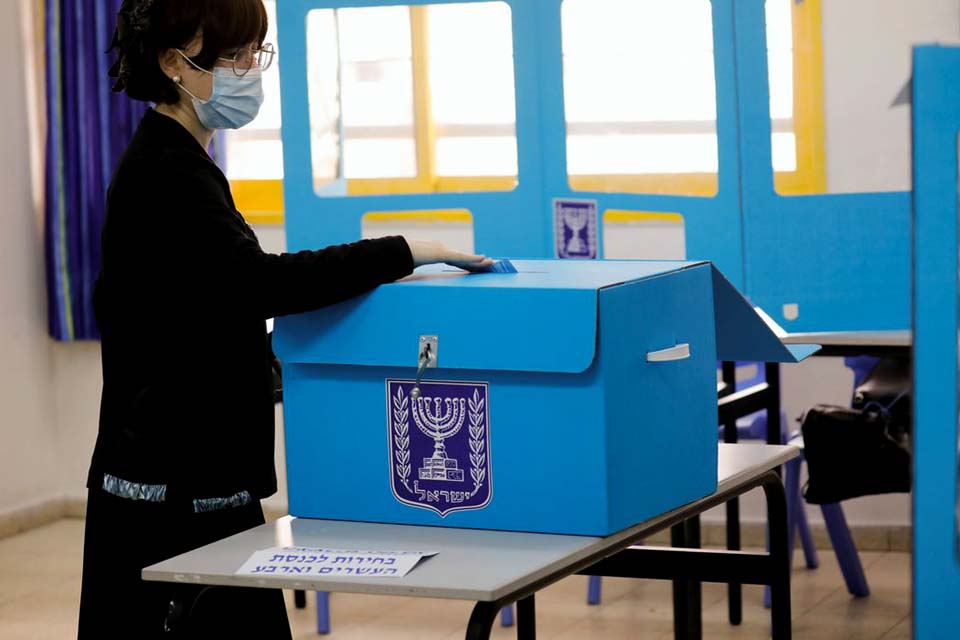 Israel usa sistema especial de votação para pessoas com covid-19