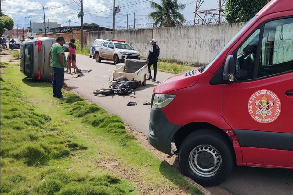 Carro capota após se envolver em acidente com duas motos 