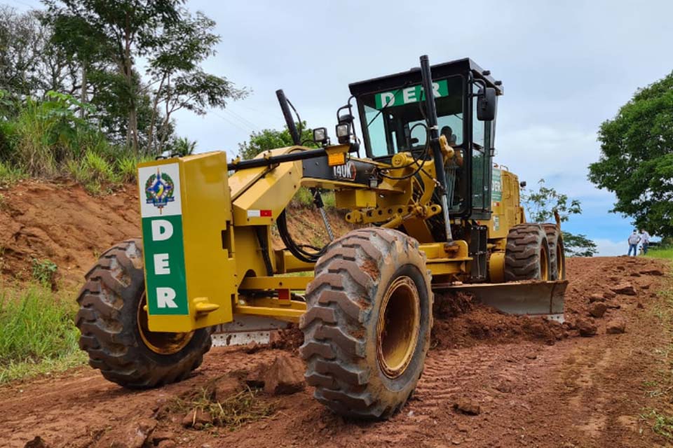 Serviços de encascalhamento e patrolamento são executados em trechos da RO-484