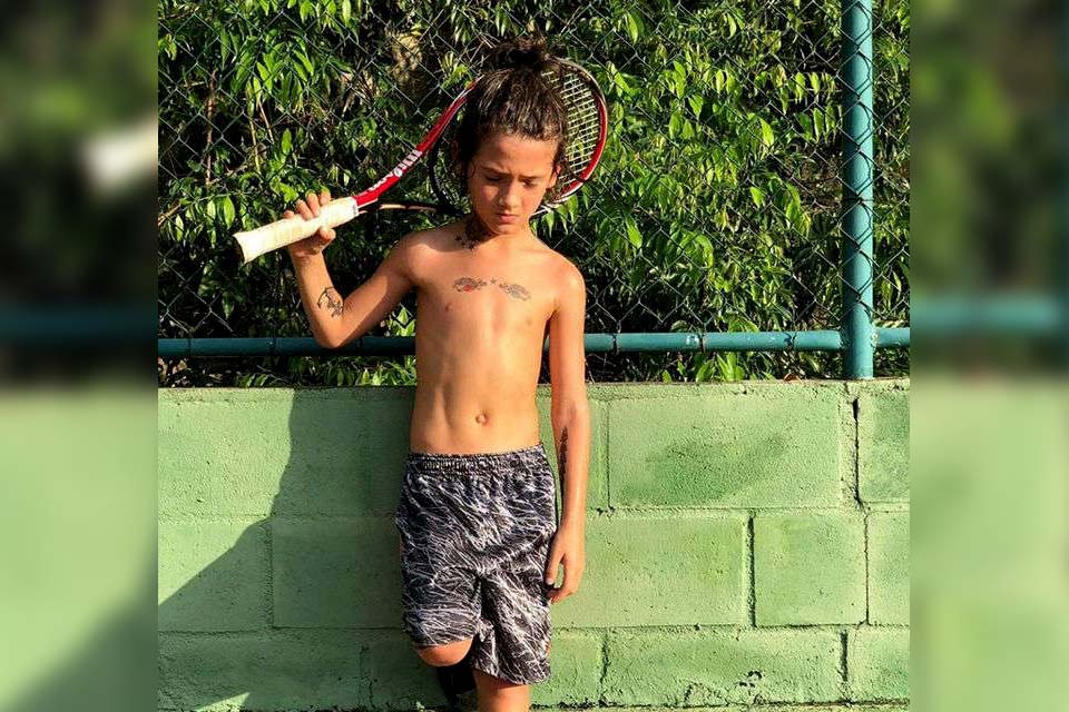 Dani Suzuki compartilha foto do filho de 10 anos com tatuagens no corpo e causa revolta na web