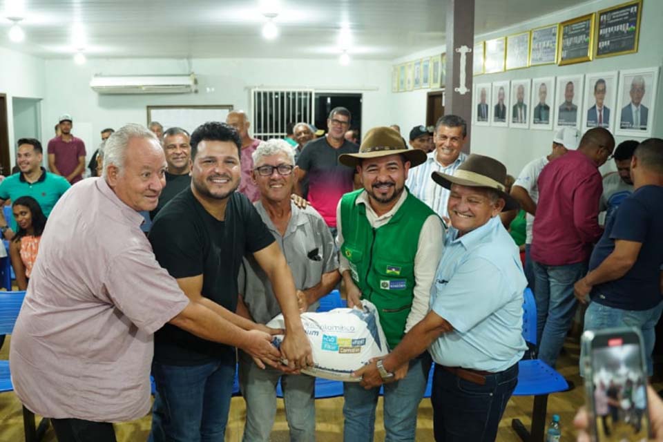 Deputado Marcelo Cruz assegura 40 toneladas de calcário para produtores rurais de Cacaulândia