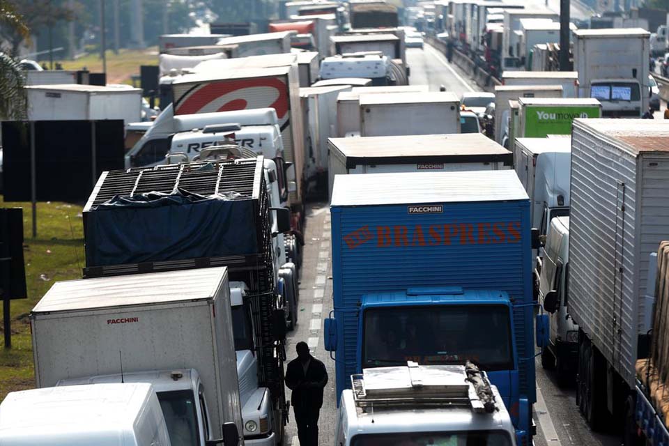 Transportadores rodoviários de carga não precisarão renovar registro