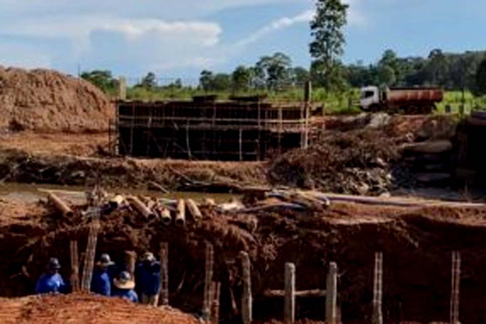 Prefeitura de Rolim de Moura avança na construção da ponte de concreto na Linha 196 lado sul