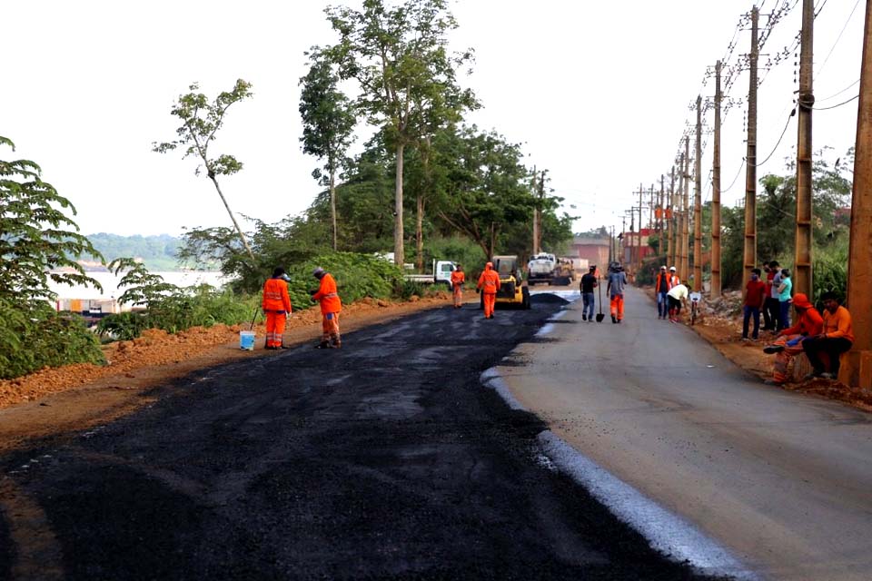 Governo de Rondônia conclui dois quilômetros de asfalto da Estrada do Belmont em Porto Velho