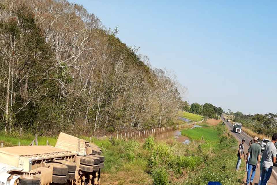 Motorista joga carreta para fora da pista para evitar a colisão com caminhão toreiro