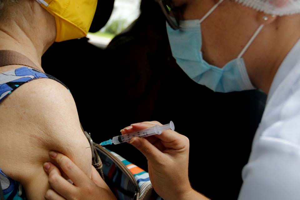 Anvisa aprova registro de vacina e de medicamento contra covid-19