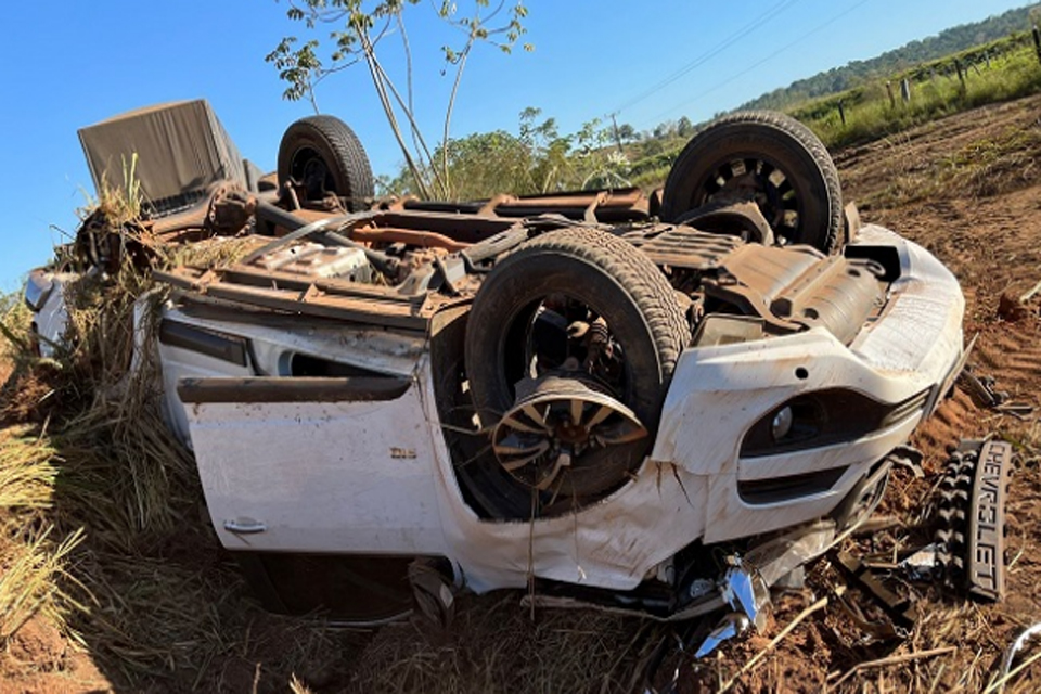 Motorista capota caminhonete durante tentativa de ultrapassagem na BR-364