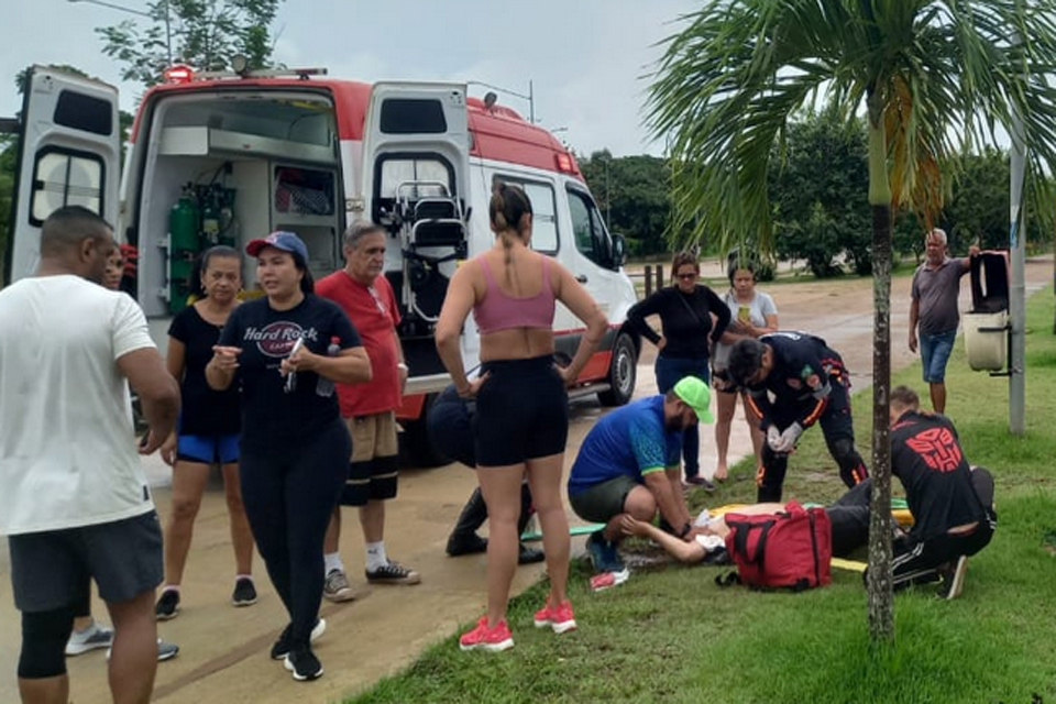 Motorista causa grave acidente com motociclista no Espaço Alternativo