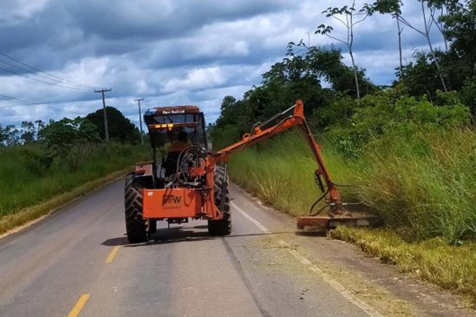 DER executa serviço de roçagem às margens da RO-481 entre Nova Brasilândia d’Oeste e São Miguel do Guaporé