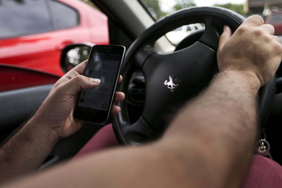 Uso de celular ao volante é atitude que mais incomoda motorista