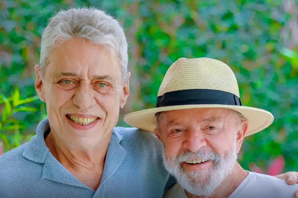 Presidente Lula recebe visita de Chico Buarque em São Paulo