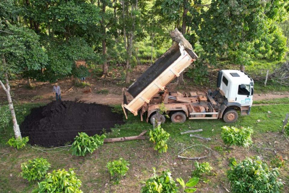 Prefeitura realiza distribuição de adubo orgânico para produtores da linha 621