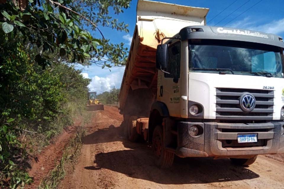 Prefeitura de Porto Velho trabalha na recuperação da linha 13, no Assentamento Joana D'arc