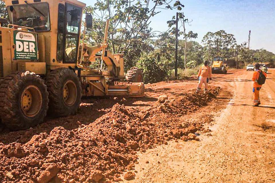 Obras de pavimentação da Estrada do Belmont avançam durante o verão amazônico em Porto Velho