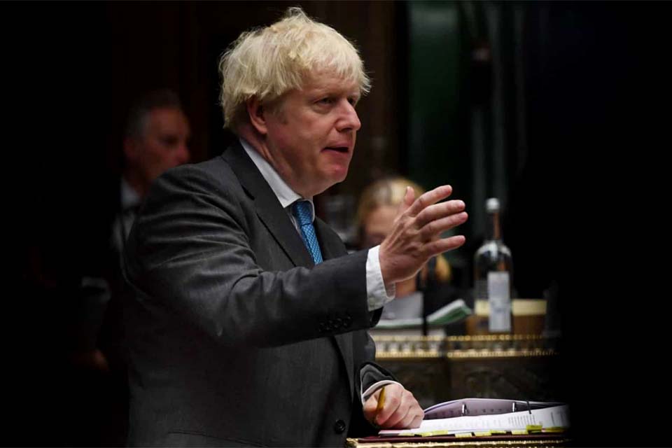 Boris Johnson reúne conselho de emergência e faz declaração amanhã