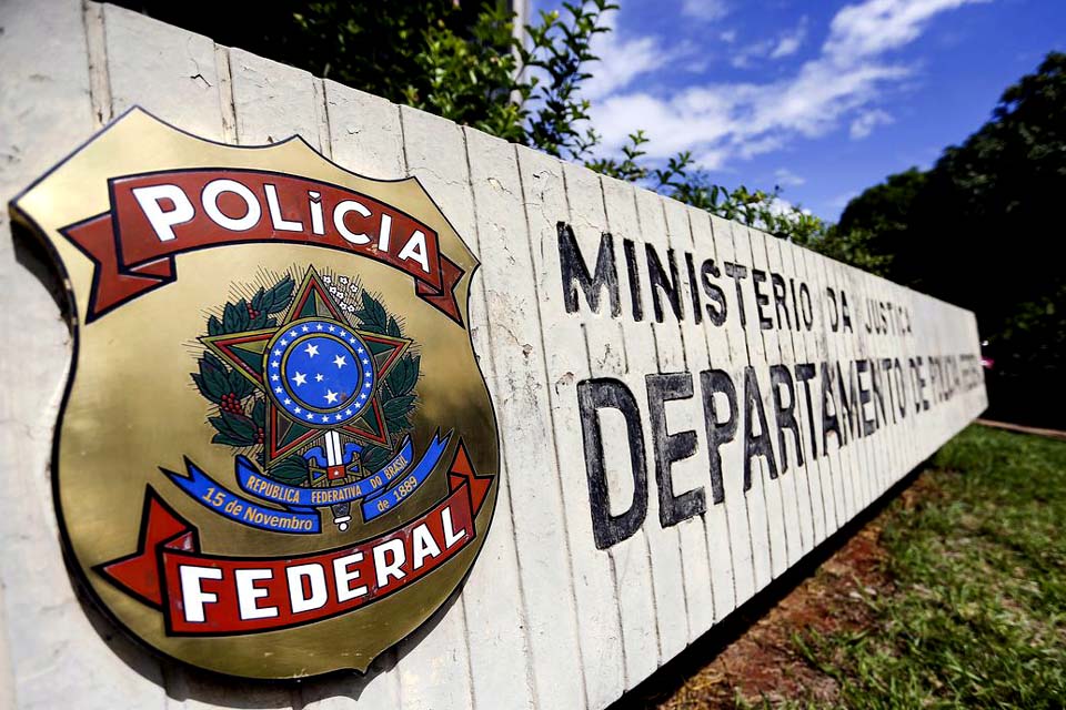 Polícia Federal deflagra operação contra possível lavagem de dinheiro