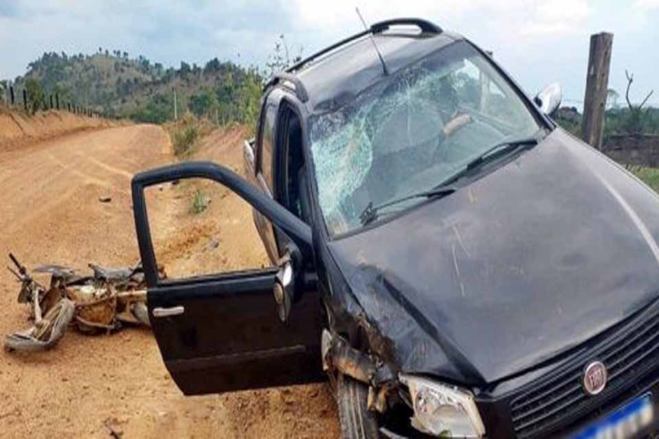 Homem morre em colisão entre motocicleta e carro na zona rural