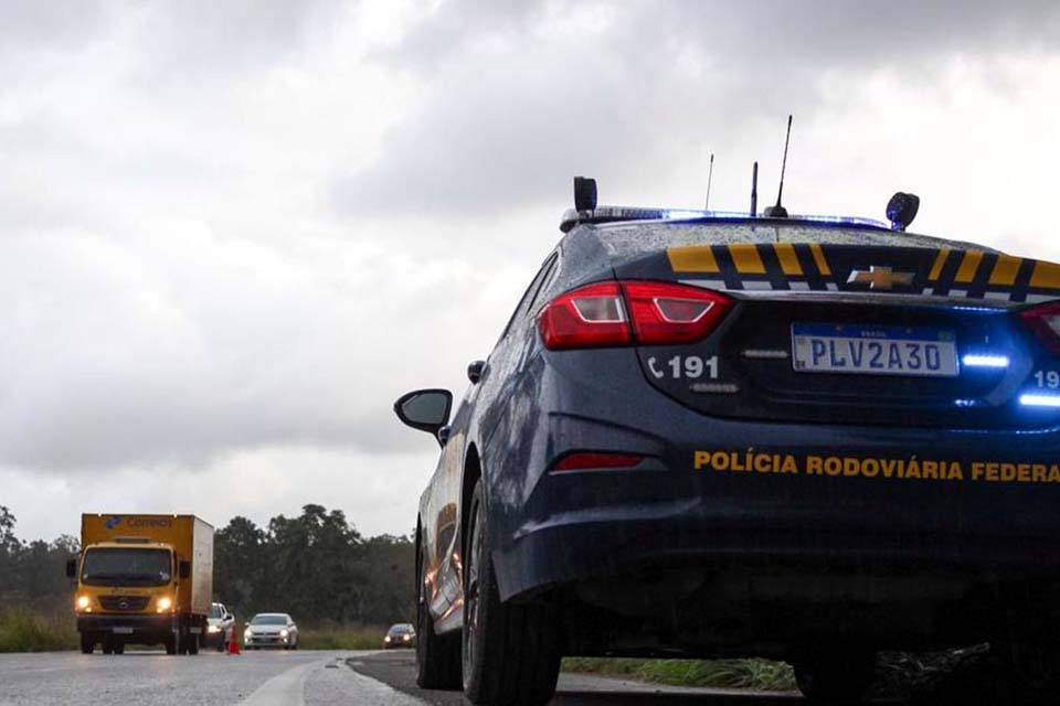 Caminhoneiros interditam rodovias no Rio, apesar de decisão judicial