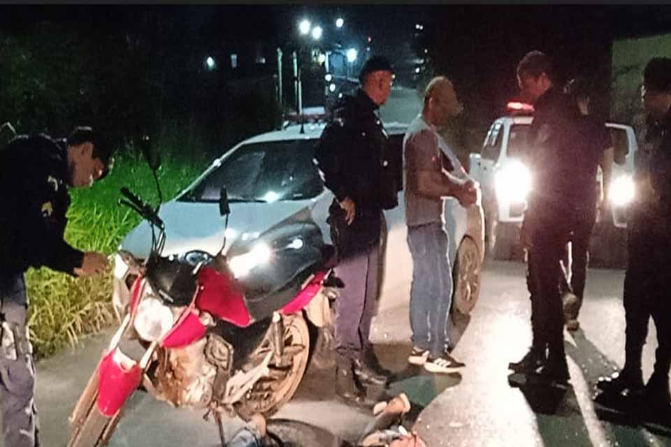 Dupla suspeita de fazer vários roubos é presa com moto roubada no centro Polícia Rondônia