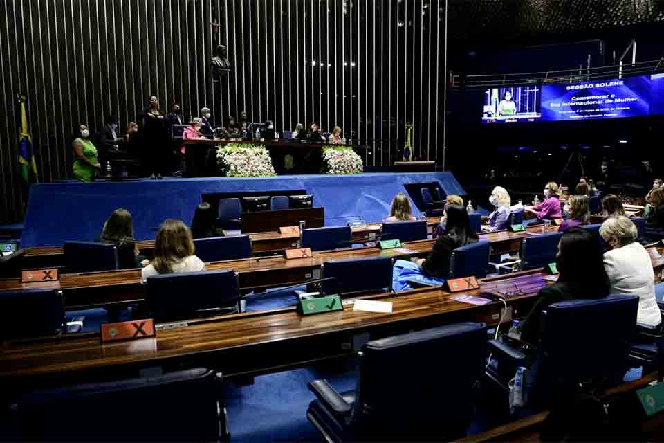 Repúdio à fala de deputado marca homenagens do Congresso às mulheres